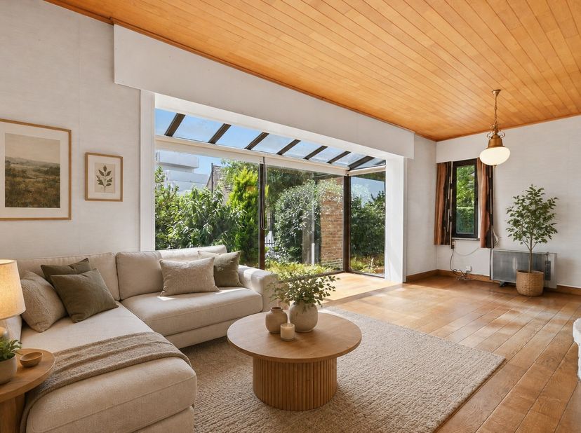 Deze charmante bungalow in het rustige Vosseslag combineert authenticiteit, ruimte en veelzijdigheid op een mooi perceel van 871 m², vlak bij de kust