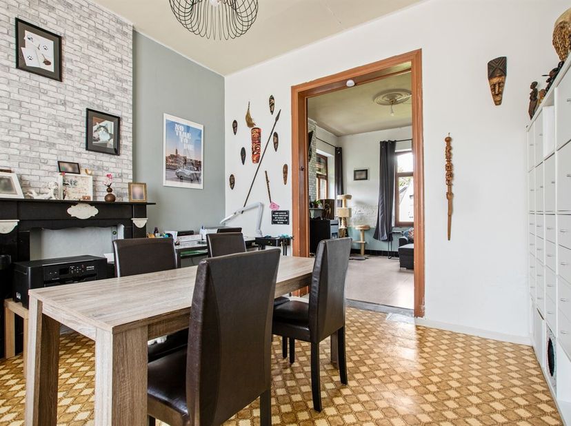 Open bebouwing met garage op ruim perceel nabij de E40<br />
Op een vlot bereikbare locatie in Landen vindt u deze open bebouwing met drie slaapkamers