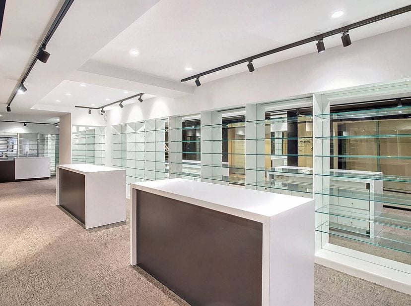 Kantoor/praktijkpand van ca. 238m² gelegen in Galerij De Meester te Roeselare. Het pand is verdeeld over twee verdiepingen en valt op door de grote ra