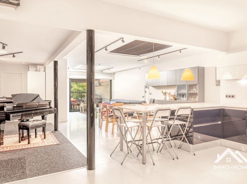 Deze verrassend grote rijwoning zit verborgen achter een mooie gevel, en is gelegen vlakbij het centrum van Lokeren. Via een ruime inkomhal (met gaste