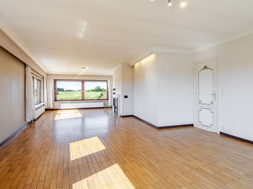 Bent u op zoek naar een zeer ruime woning met uitzonderlijk veel mogelijkheden? Dan is deze eigendom zeker het ontdekken waard.<br />
Deze ruime wonin