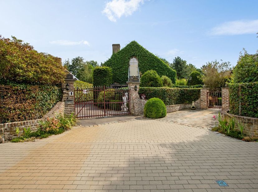 Deze ruime woning is gelegen aan de Spierhoofseweg 24 in Zonhoven. De ligging combineert de rust van een aangename woonomgeving met een vlotte bereikb