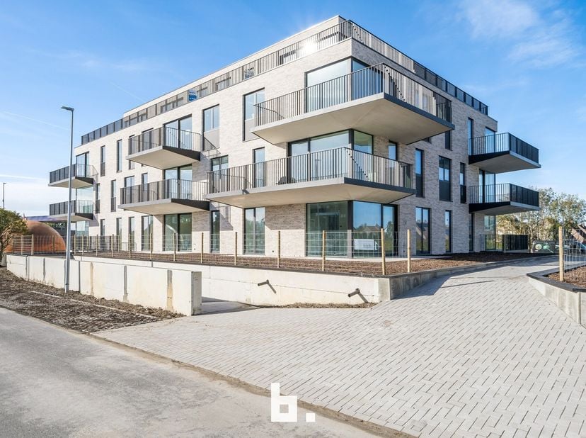 Dit prachtige appartement in Oudenburg, gelegen op de tweede verdieping, beschikt over een ruim terras. Het biedt twee slaapkamers, een badkamer en is