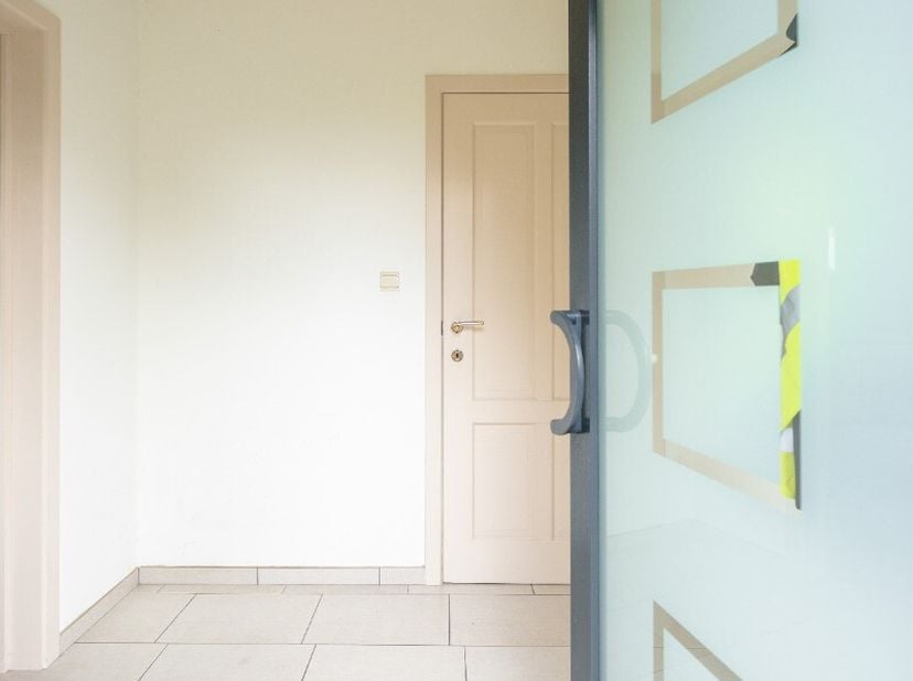 Halfopen woning met 3 slaapkamers te huur in Lommel:Indeling: inkomhal, woonkamer, keuken, berging, nachthal, 3 slaapkamers, badkamer en zolderVoor- e