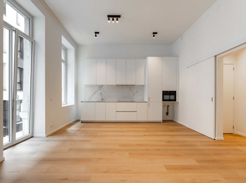 BRUSSEL, ideaal gelegen tussen het Muntplein en het Martelarenplein. Prachtig, gloednieuw APPARTEMENT (1 slaapkamer/1 doucheruimte) met een oppervlakt