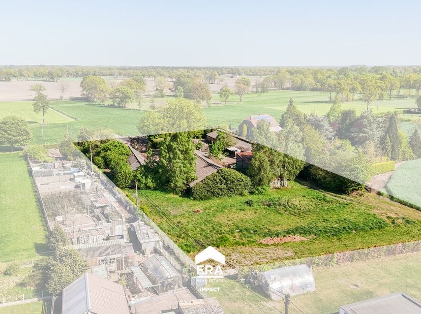 Gelegen aan de Houtestraat 12 in Wijchmaal (Peer), biedt deze unieke agrarische hoeve met uitgebreide aanhorigheden een uitzonderlijke kans voor wie o