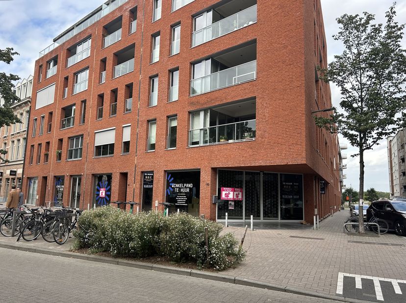 Commercieel handelspand te huur van ca.925m2 aan de Kloosterstraat.<br />
Het grootste pand van de Kloosterstraat heeft een gelijkvloers van ca.625m2