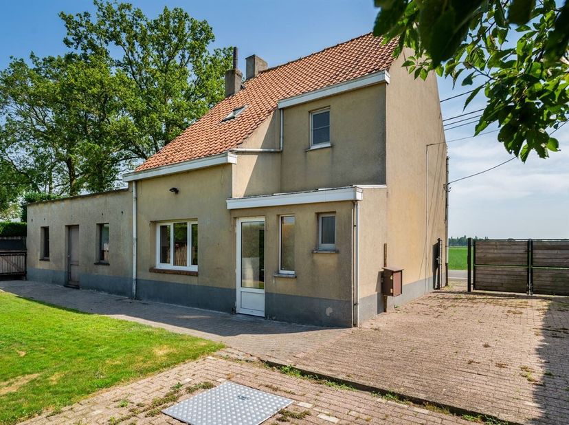 Verzorgde gezinswoning met 3 slaapkamers, dubbele garage, werkplaats en grote tuin met een prachtig vergezicht over weilanden<br />
We betreden de won