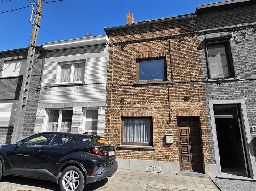 Prix: Offre à partir de 130.000 euros, frais d'agence non inclus et à charge de l'acquéreur.<br />
Maison à rénover + grand terrain et comprenant:<br