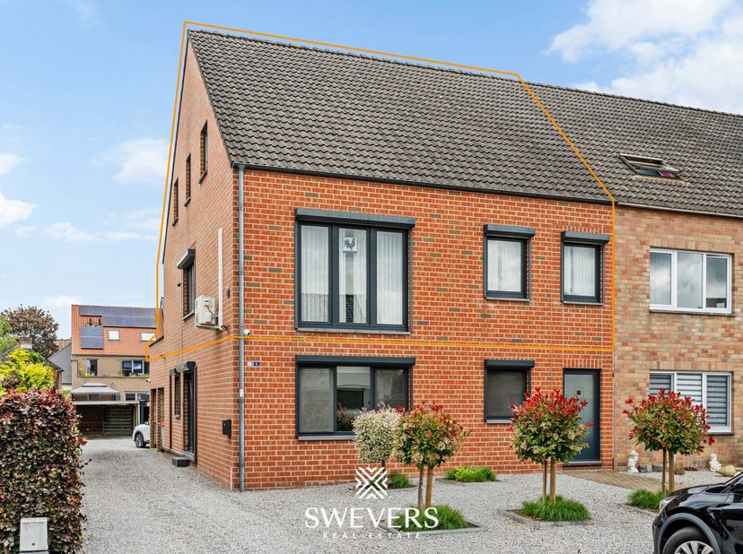 Voor meer info en fotos, surf naar www.swevers.be  Op een centrale locatie in Maasmechelen vindt u deze instapklare duplex met een royale bewoonbare o