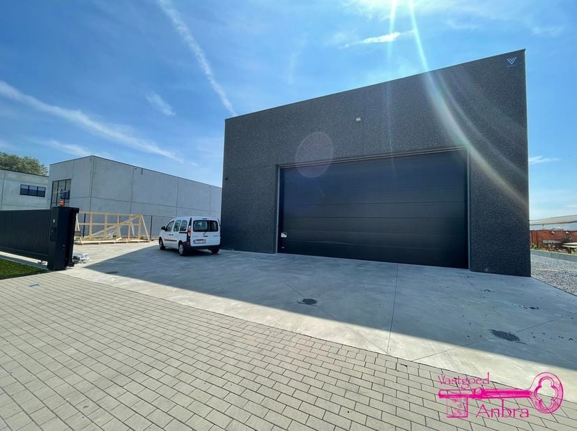 --&amp;gt; Recent magazijn 579 m² (voor gedeeld gebruik met eigenaar) met ingericht kantoor (+/- 20 m²) --&amp;gt; kantoor enkel voor de huurder bruikbaar<br