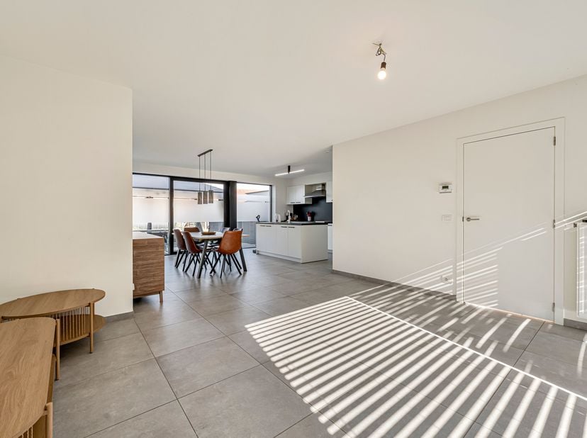 Halfopen woning met 3 slaapkamers te huur in Geluwe!<br />
We komen binnen via de inkomhal met gastentoilet. We gaan verder naar de ruime leefruimte m