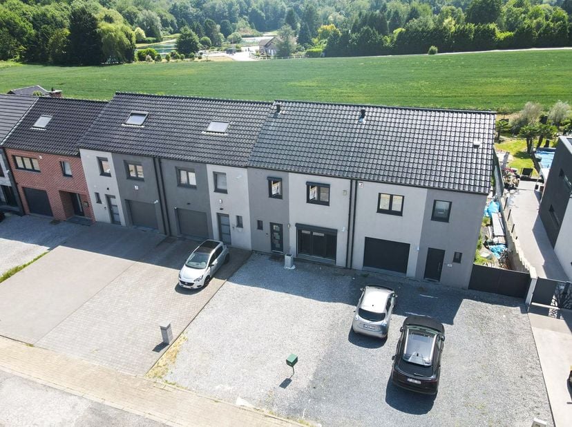 ACTUALIMMO vous propose cette magnifique maison contemporaine construite en 2019, située à Chapelle-lez-Herlaimont. Offrant une superficie de 191 m² (