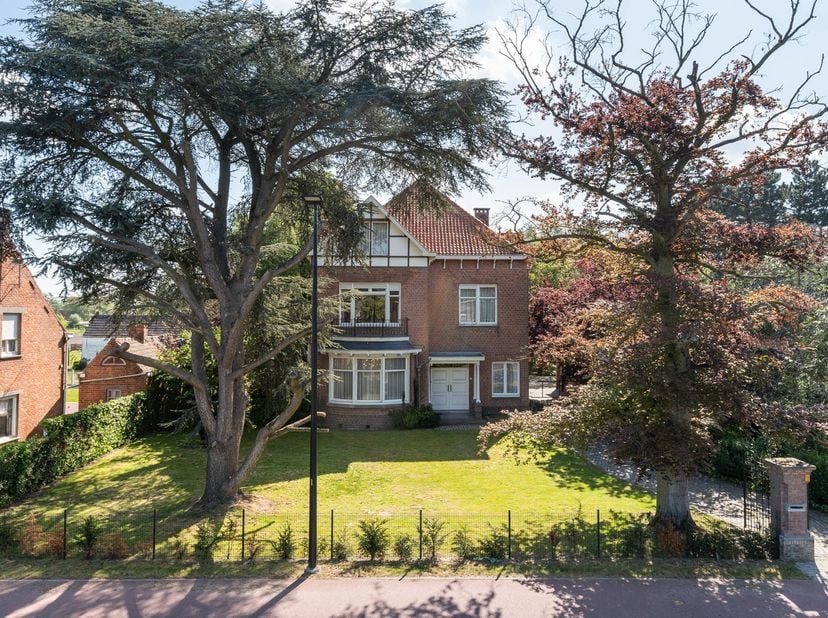 In het groene Sint-Laureins bevindt zich deze statige voormalige notariswoning uit 1933: een authentieke herenwoning waar charme, karakter en grandeur
