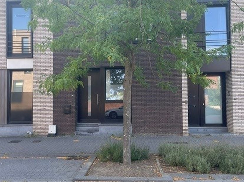 HUIS TE HUUR<br />
Contactadres: "guy@groepvanhelmont.be".<br />
<br />
Deze nieuwbouw woning bevindt zich in een autoluwe straat en op enkele minuten