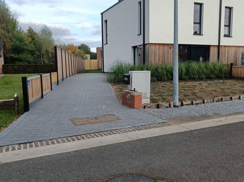 Deze moderne nieuwbouwwoning in een rustige omgeving vlakbij het centrum van balen combineert hedendaags wooncomfort met een praktische en aangename i