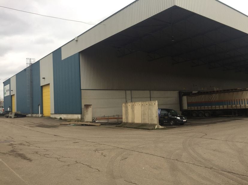Modern en functioneel nieuwbouwproject op gunstig gelegen semi-industriële / logistieke site te Genk langsheen de Oosterring (N750). Op een steenworp