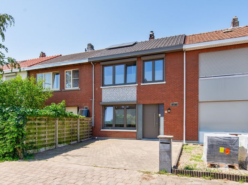 Deze ruime woning werd de voorbije jaren grondig gerenoveerd en is volledig instapklaar. Danzkij de gunstige ligging vlakbij het centrum van Kapellen