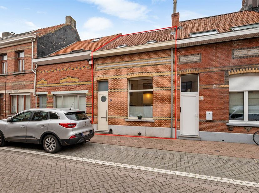 Zéér charmante woning met 2 slaapkamers en tuin op aangename locatie! <br />
Ligging: Deze instapklare woning is gunstig en centraal gelegen nabij de