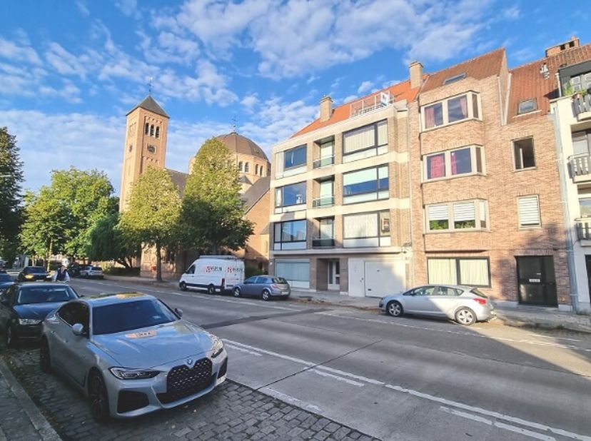 Comfortabel en lichtrijk 2-slaapkamerappartement op een uitstekende ligging in Kristus-Koning, een aangename en gezinsvriendelijke residentiele woonwi