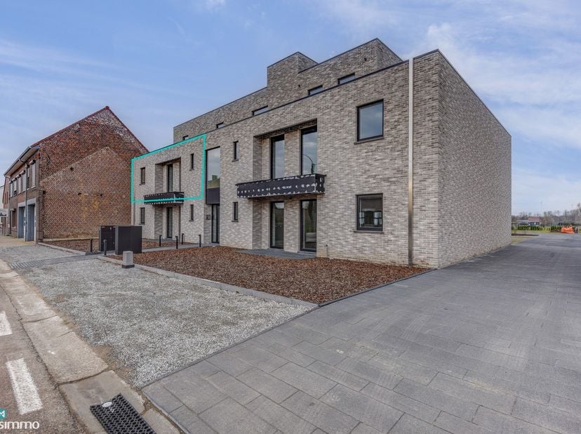 RUIM NIEUWBOUW APPARTEMENT MET 2 SLAAPKAMERS, OVERDEKT TERRAS, GARAGE, AUTOSTAANPLAATS EN KELDERBERGING TE BEVERST<br />
<br />
Dit ruime en hoog kwal