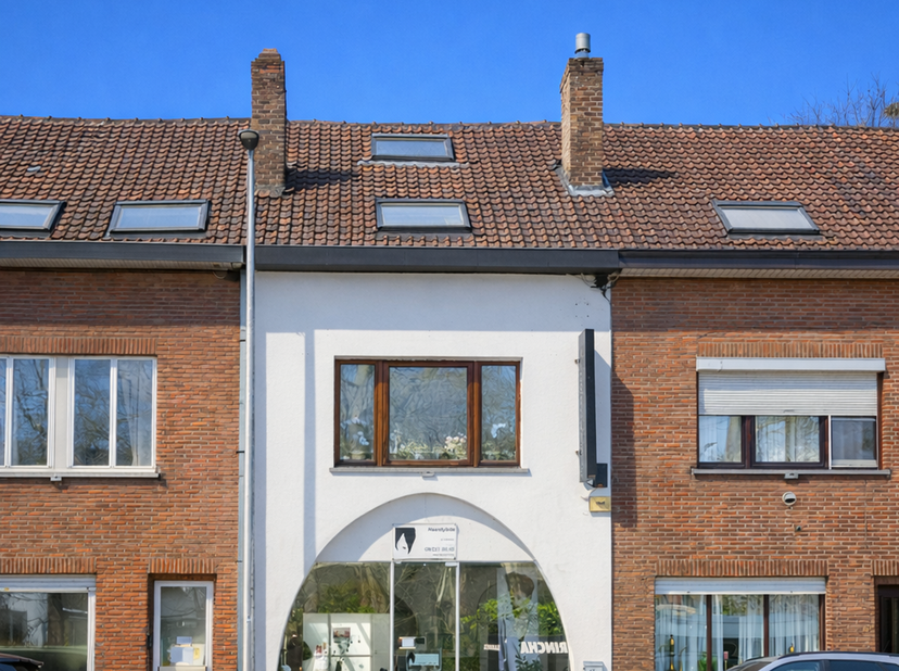 Vous avez toujours rêvé d'une maison à vous dans un emplacement de choix et facilement accessible ? C'est l'occasion rêvée. Au cœur de Sint-Denijs-Wes