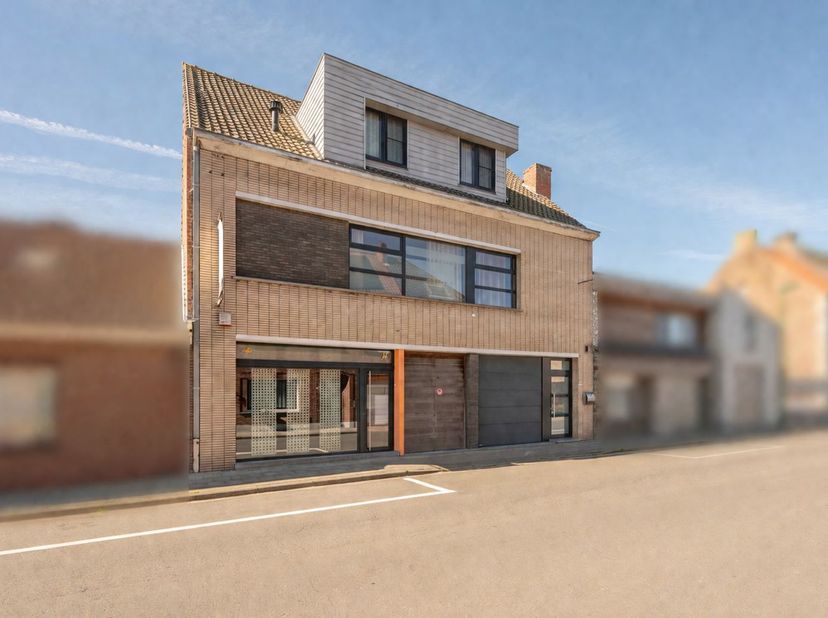 Combineer wonen en werken in deze ruime bel-etagewoning met een bewoonbare oppervlakte van 263 m². Het zuidgerichte terras van 47 m² zorgt ervoor dat