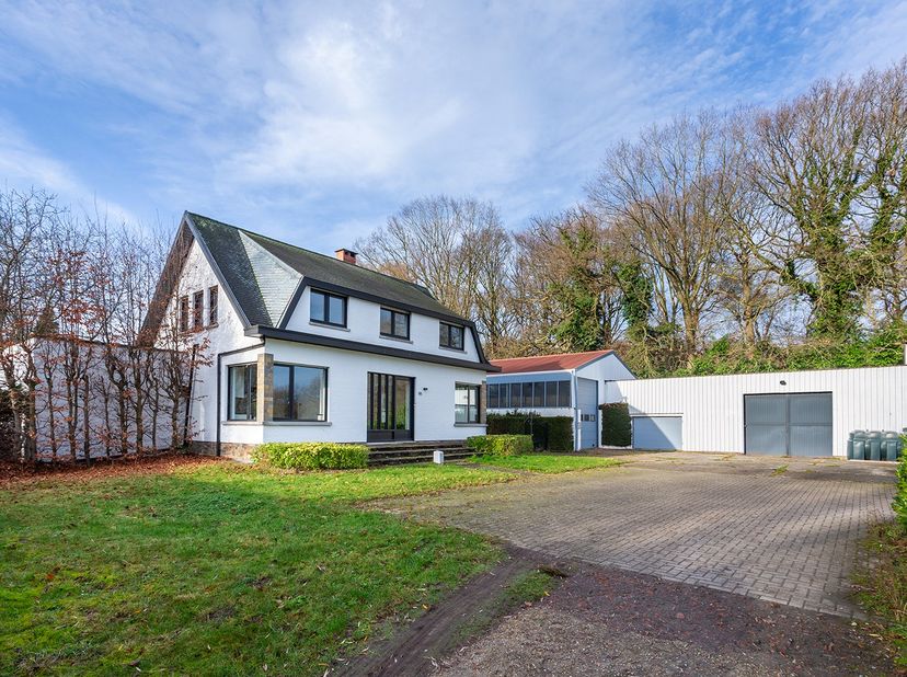 Villa te huur op een strategische, maar uiterst rustige ligging nabij de A12 en E19. <br />
Dit veelzijdige domein biedt het beste van twee werelden: