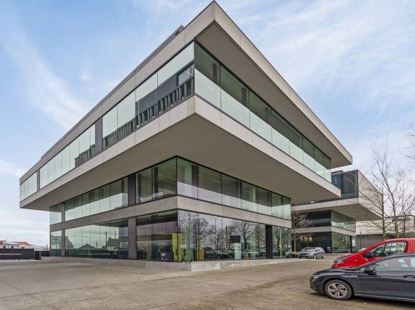 Prachtige eigentijdse kantoorruimte te huur gelegen op het Waregem Business Park. <br />
<br />
Het kantoor is gelegen op het gelijkvloers en heeft ee