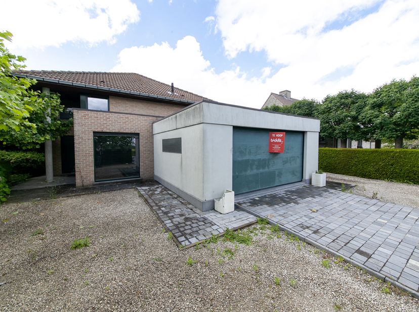 VILLA UNIQUE AVEC PISCINE - <br />
<br />
Villa située au calme dans un environnement verdoyant, à proximité du centre d’Outrijve. Elle dispose d’un j