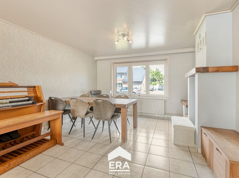 Deze verrassend ruime halfopen woning ligt in een rustige en residentiële woonwijk in Maaseik, op korte afstand van het centrum. Achteraan geniet je v