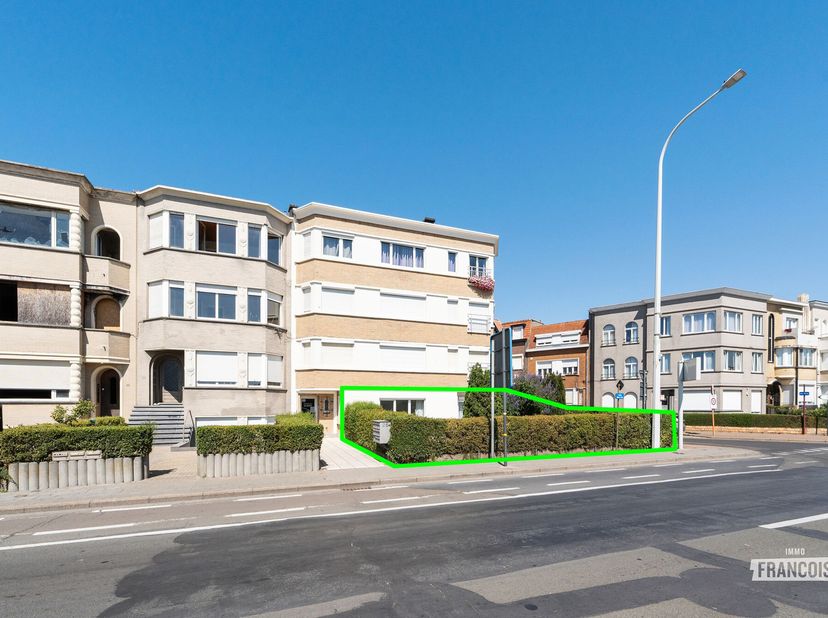 Op een centrale ligging in Blankenberge bevindt zich dit instapklare gelijkvloerse appartement. Dankzij de combinatie van een praktische indeling, aan