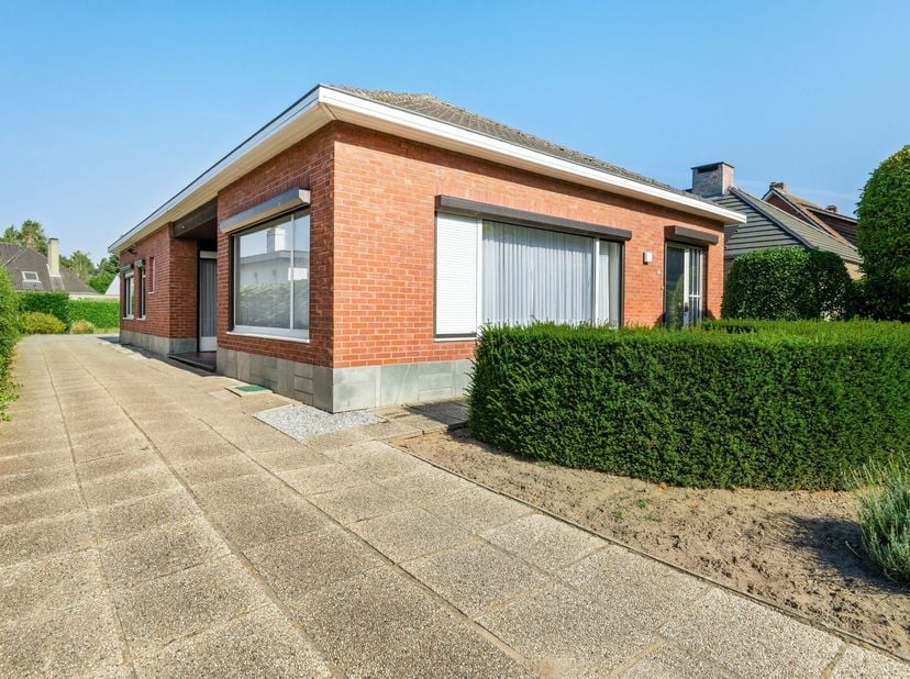 Description<br />
Maison familiale à rénover comprenant 3 chambres et un grand garage, sur un terrain de 823 m²<br />
Cette maison familiale de 3 cha
