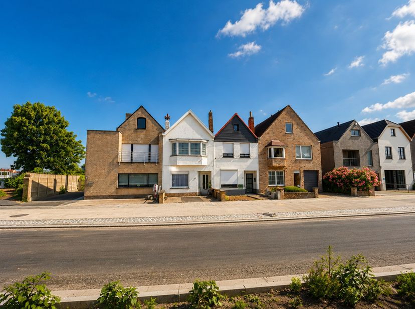 Deze compleet te renoveren woning is ideaal gelegen aan de sportvelden van Knokke, vlakbij de Carrefour, het station en de Lippenslaan. De woning is g