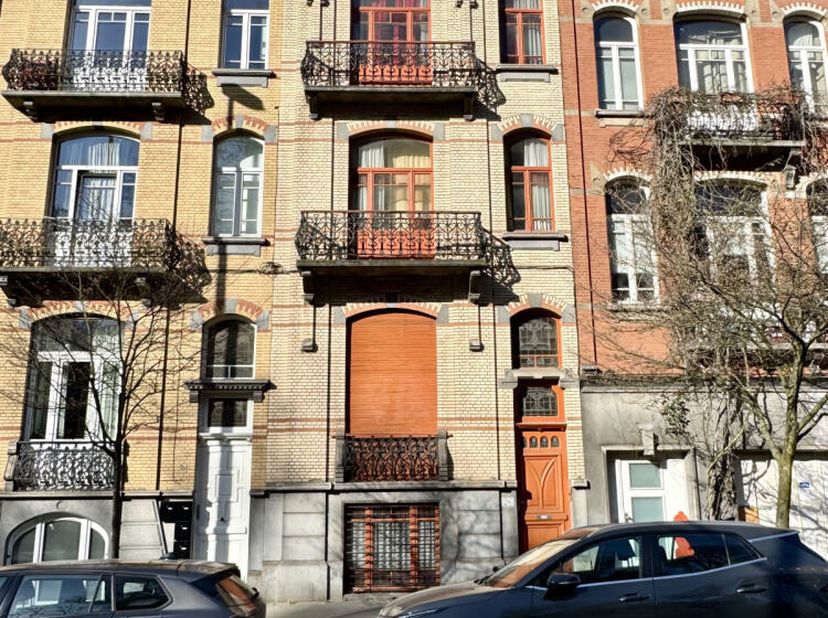 Idéalement située face au parc de Laeken, cette maison de caractère offre un beau potentiel de rénovation et de valorisation, grâce à ses caractéristi