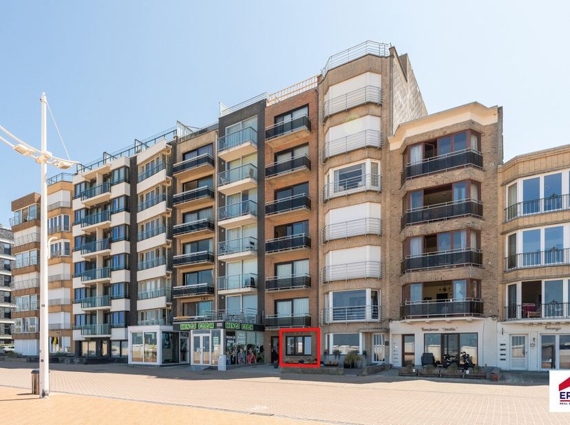 Gelijkvloers appartement te koop op de zeedijk in Koksijde  met zongerichte tuin en 2 slaapkamers Op een uitzonderlijke ligging op de zeedijk van Koks