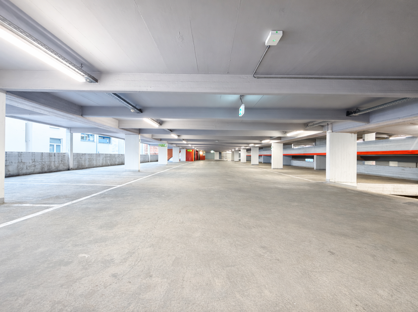 Entre Antoine Dansaert et la Place Sainte-Catherine, situé au 8E étage d’un parking Q-PARK sécurisé, lot de 12 emplacements de parking couvert. Charge