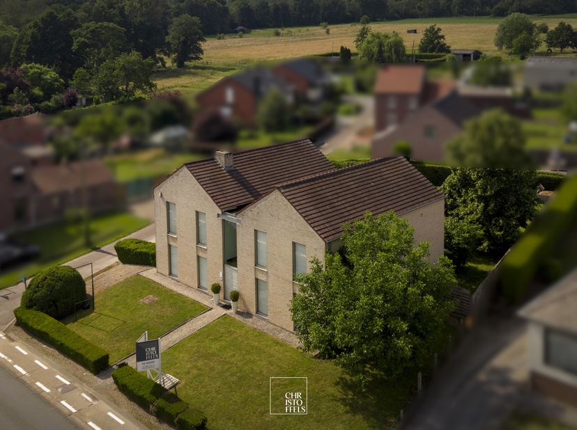 INDELING<br />
De woning op een perceel van 13,62a verwelkomt u via een lichtrijke, hoge inkomhal die toegang biedt tot zowel de leefruimte als de pol