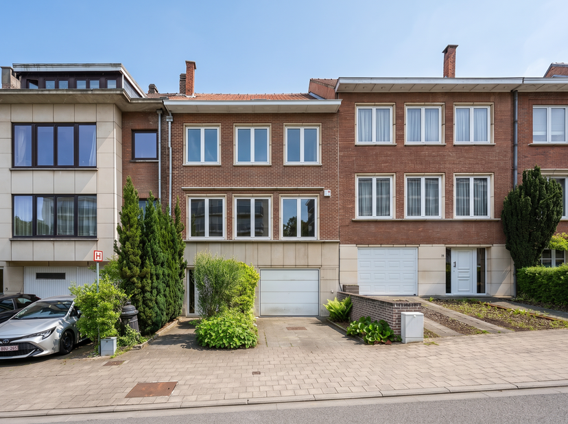WOLUWE-SAINT-PIERRE, in een rustige straat vlak bij alle voorzieningen. Prachtig HUIS (5 slaapkamers/2 badkamers) van 270 m² gebouwd op een perceel va