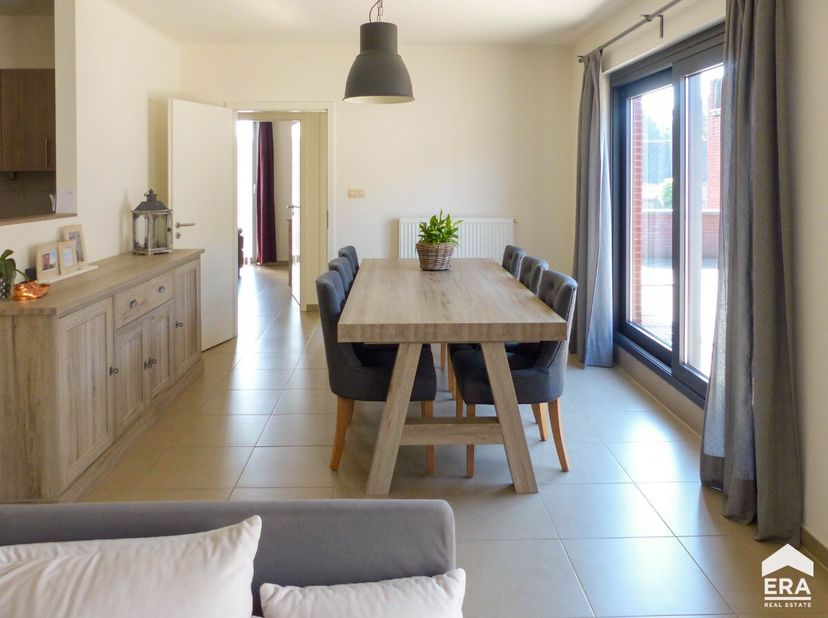 Dit modern, energiezuinig appartement is gelegen op een toplocatie in Lummen (Geneiken), vlakbij het op- en afrittencomplex van de E313 en E314. Het a