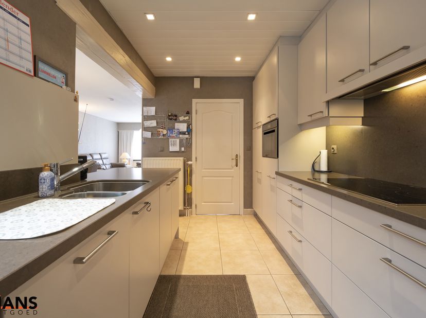 Deze instapklare woning is gelegen in een rustige, doodlopende straat, omringd door groen en toch met een vlotte verbinding naar winkels, scholen en i
