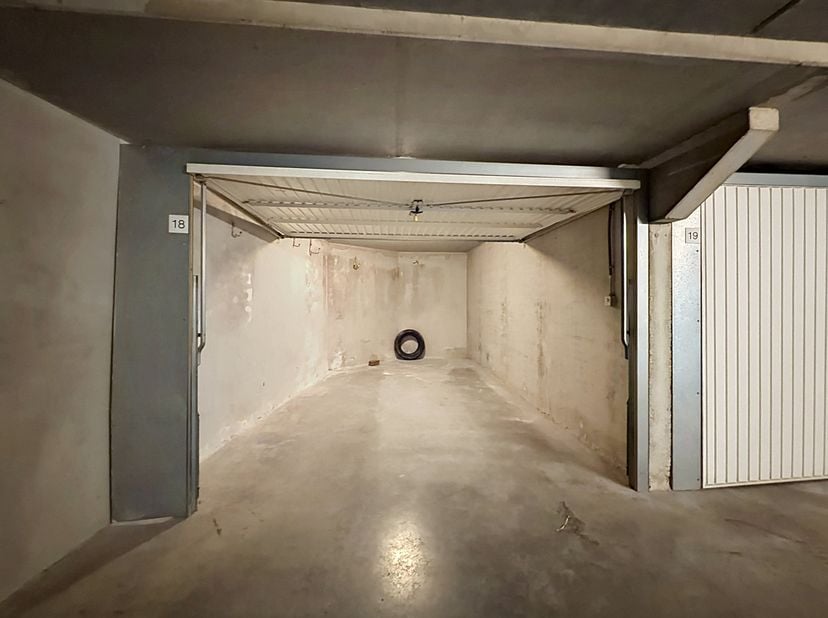 Deze vlot inrijbare garagebox is gelegen op -1 in de Duinenstraat, op de hoek met de K. Mercierstraat, net achter de Zeedijk.<br />
Afmetingen van dez