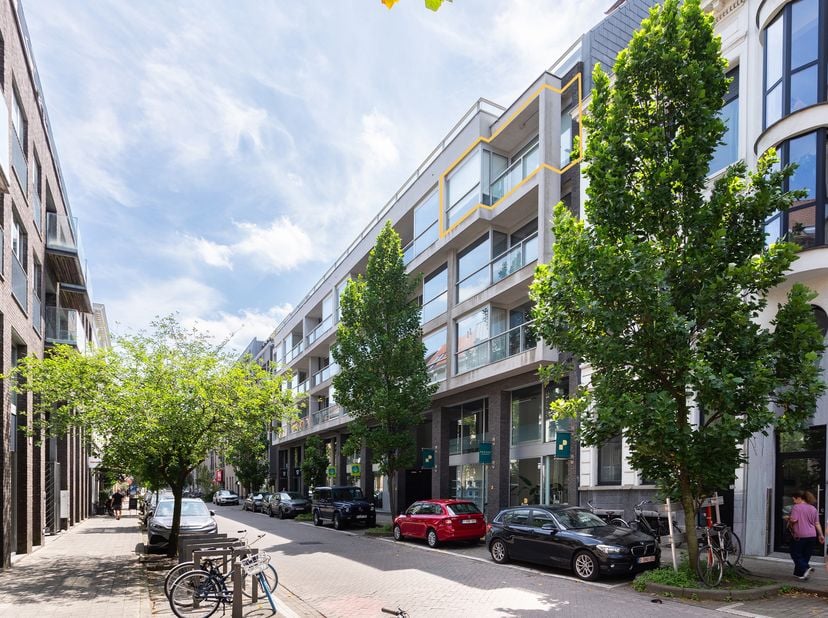 Located on the fourth floor of a well-maintained building, this move-in-ready apartment of approximately 90 m² enjoys a prime location between the new