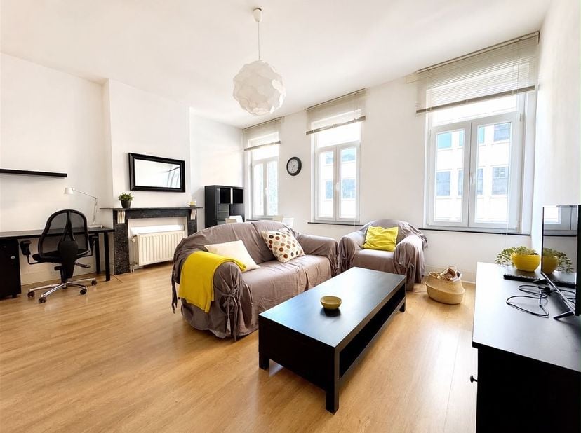 Situé rue de Pascal 12 à 1040 Bruxelles, cet appartement meublé de 61 m² bénéficie d’une situation pratique, à proximité immédiate du Marché européen