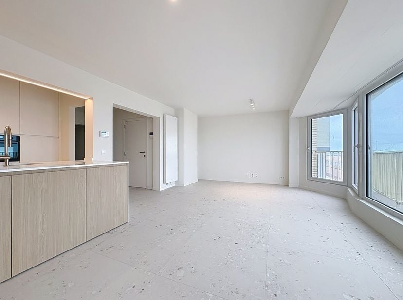 Op een uitstekende, centrale ligging op de Zeedijk van Koksijde bevindt zich dit volledig vernieuwde appartement, afgewerkt met kwalitatieve materiale