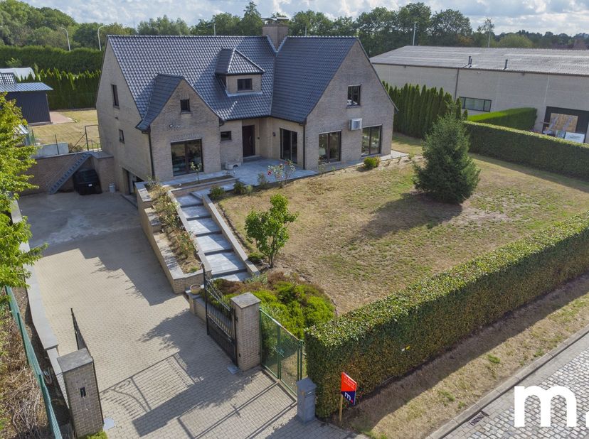 Bent u op zoek naar een comfortabele en ruime VILLA waar wonen en werken perfect gecombineerd kunnen worden? Dan is deze villa precies wat u zoekt!<br
