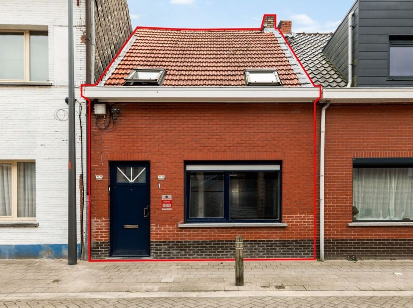 Gezinswoning met 1 slaapkamer en terras<br />
<br />
Gelijkvloers<br />
Via de inkomhal met praktische bergruimte bereikt u de leefruimte, die geni