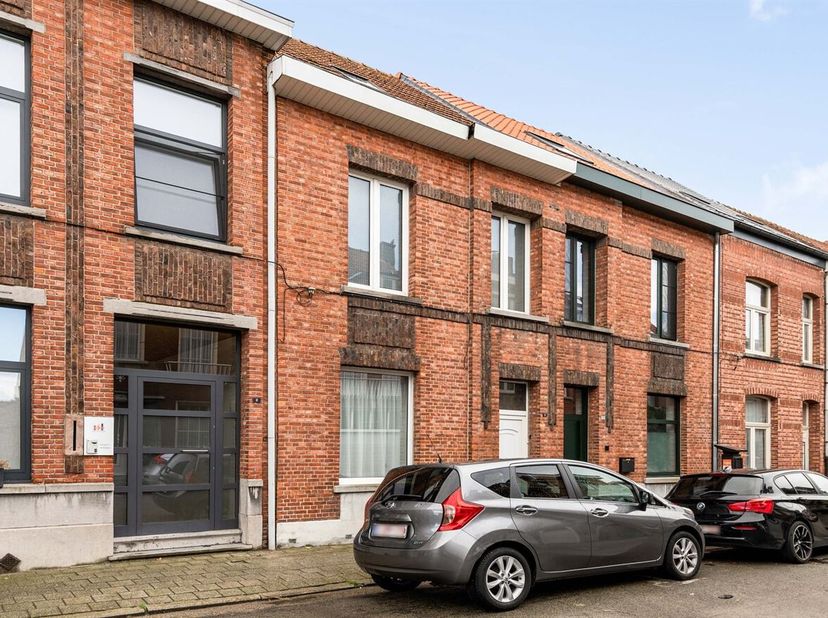 Gezinswoning met 4 slaapkamers en zuidgerichte tuin<br />
Deze gezinswoning met 4 slaapkamers is gunstig gelegen nabij het centrum van Turnhout en bie