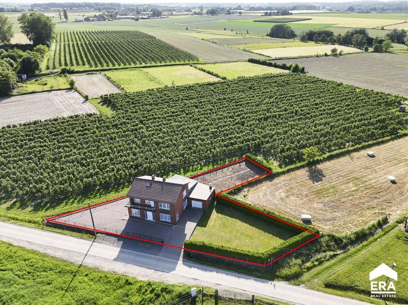 Construite en 1968, cette propriété bénéficie dun cadre agricole paisible, idéal pour ceux qui apprécient le charme rural et la tranquillité. Bien ent