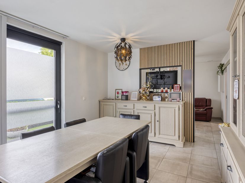 Appartement récent dans le centre confortable d'Ooigem avec une chambre/espace de vie, une salle de bain avec baignoire et douche à l'italienne. Cuisi